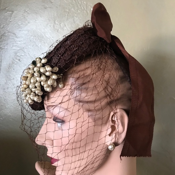 HIGH FASHION 1930s\' BROWN STRAW TILT TOQUE WITH A CLUSTER OF PEARLS/LEAVES/VEIL main image 8